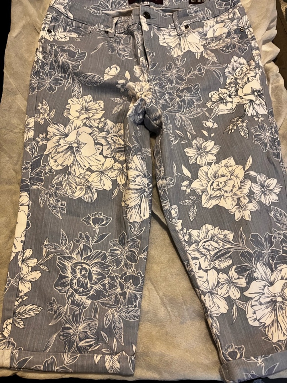 Gloria Vanderbilt Light Blue and White Floral Capri Pants